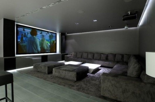 Sala de TV que parece um cinema